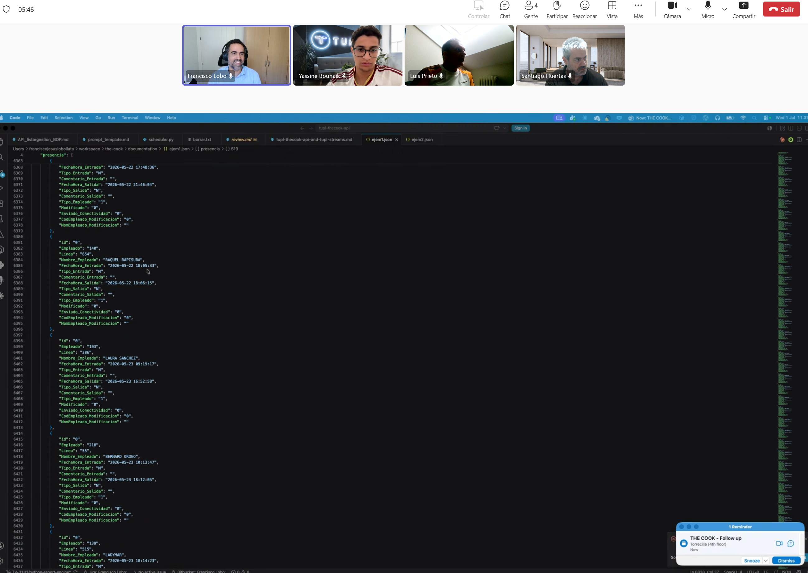 Revisión de código en directo de la API de The Cook durante una videollamada del equipo